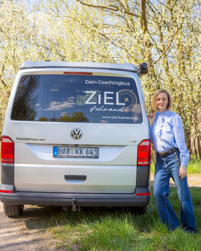 Coaching-Bus in Barnim mit Susanne Pächter. Innenraum des Coaching-Bus für Coaching in der Natur. Coaching in der Natur und im Bus in Barnim